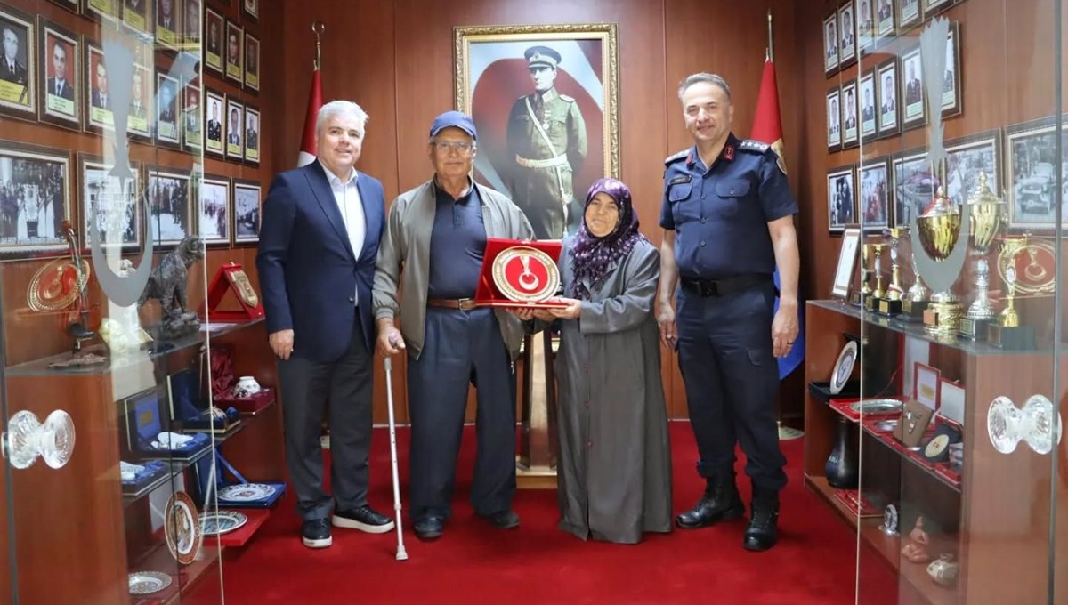 Yaşlı çiftten jandarmaya bağış