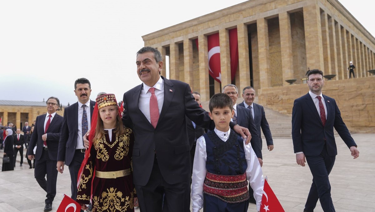 Anıtkabir'e ilk ziyaret Milli Eğitim Bakanı Tekin ve çocuklardan