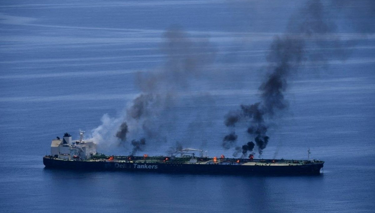 Husilerin vurduğu Yunan bayraklı gemi, Kızıldeniz'e petrol sızdırmaya başladı Husilerin vurduğu Yunan bayraklı gemi, Kızıldeniz'e petrol sızdırmaya başladı