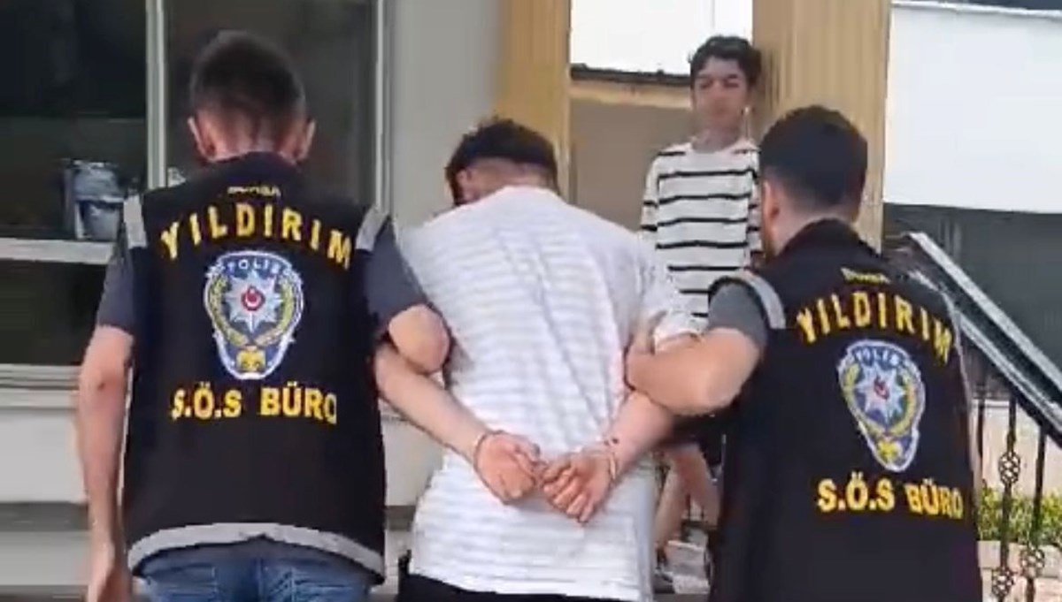 Havaya silahla ateş edip, sosyal medyada paylaşan 18 yaşındaki şüpheli yakalandı Havaya silahla ateş edip, sosyal medyada paylaşan 18 yaşındaki şüpheli yakalandı