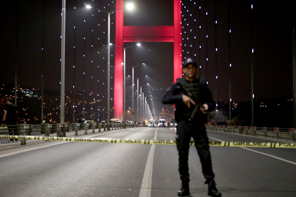 SON DAKİKA HABERİ: Elindeki silahla 15 Temmuz Şehitler Köprüsü'nde trafiği durdurdu - 1