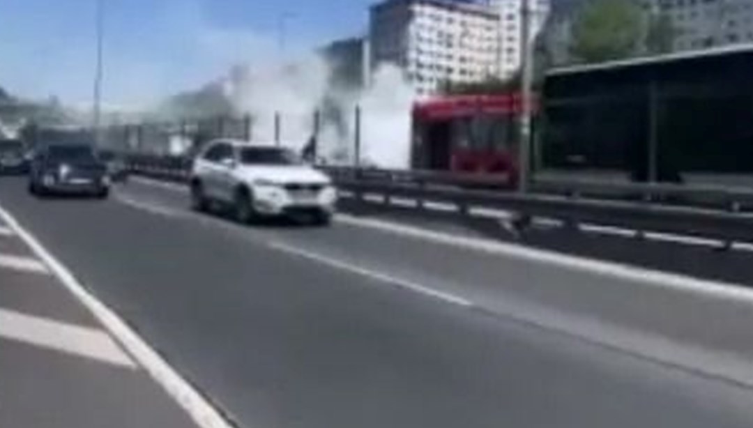 Halıcıoğlu'nda metrobüs yangını