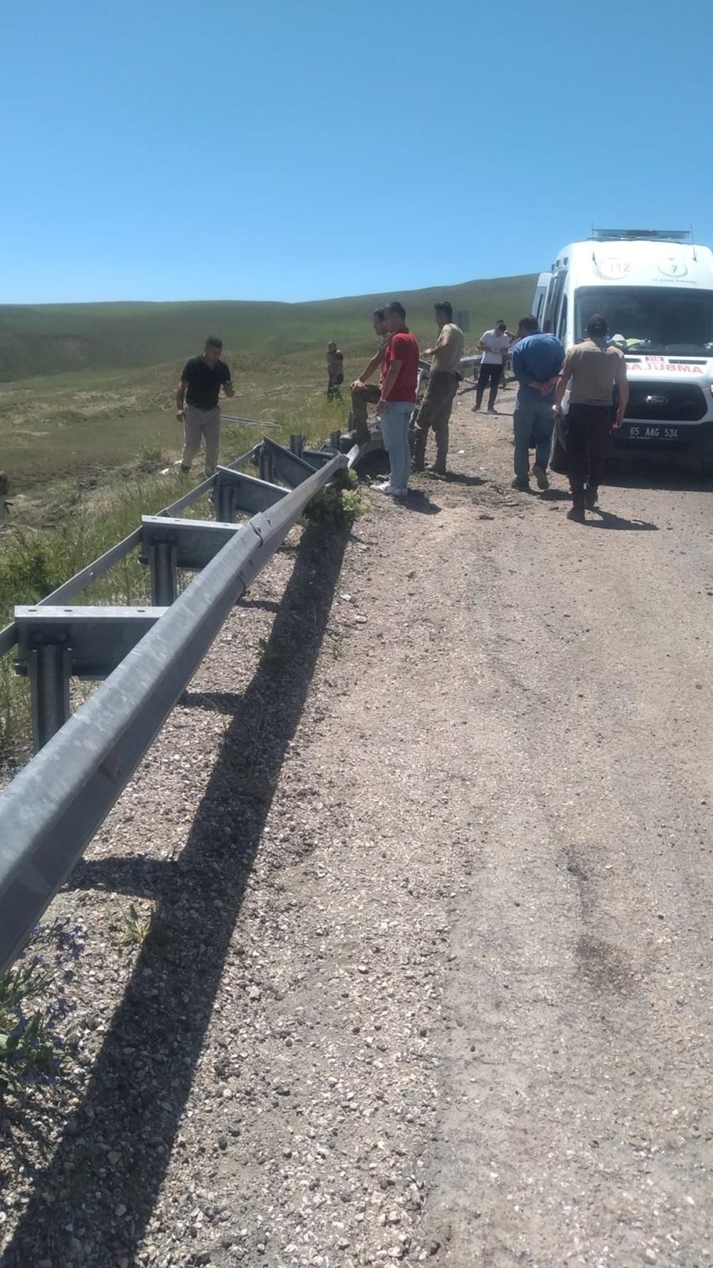 Van'da askeri araç devrildi: 4 yaralı - 5