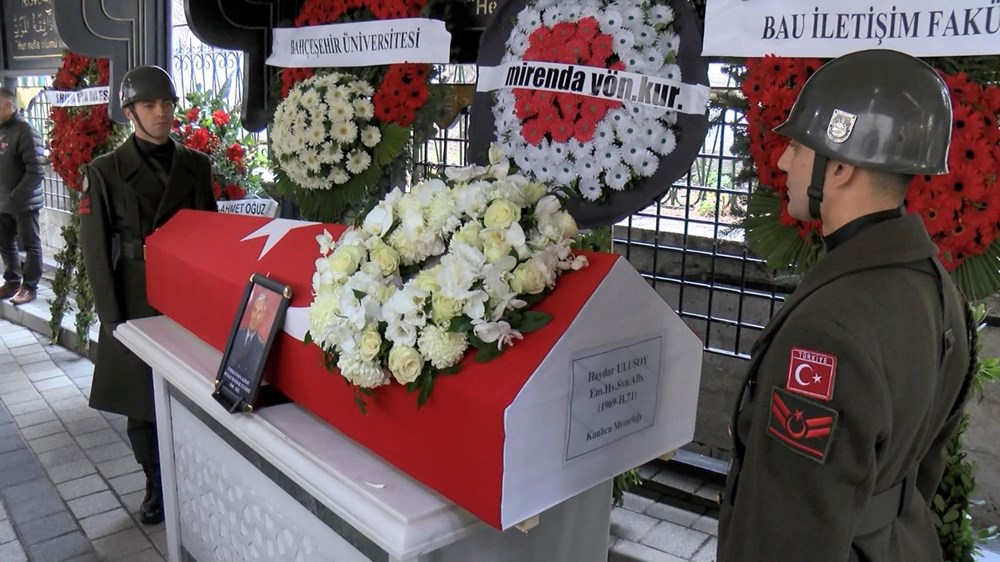 Özge Ulusoy'un babası Haydar Ulusoy askeri törenle son yolculuğuna uğurlandı - 4