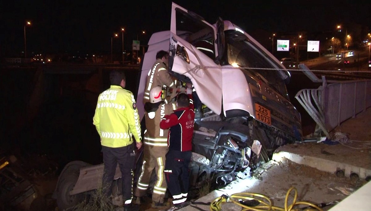İstanbul'da kimyasal madde yüklü tanker devrildi