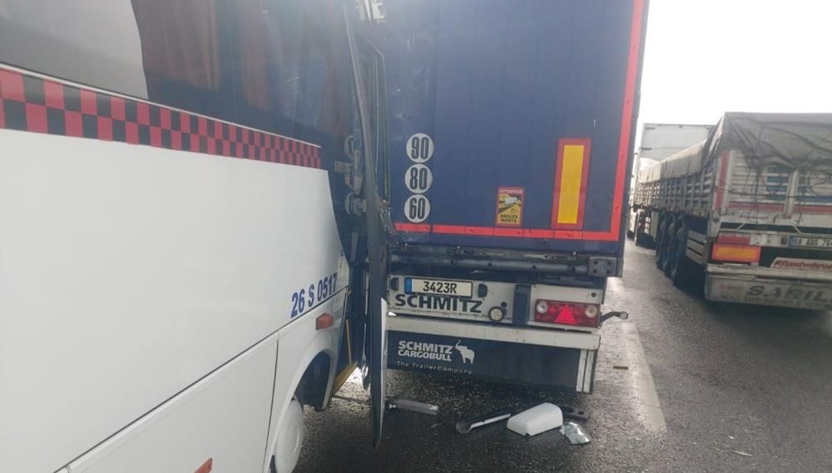 İşçi servisi ile TIR çarpıştı: 8 yaralı İşçi servisi ile TIR çarpıştı: 8 yaralı