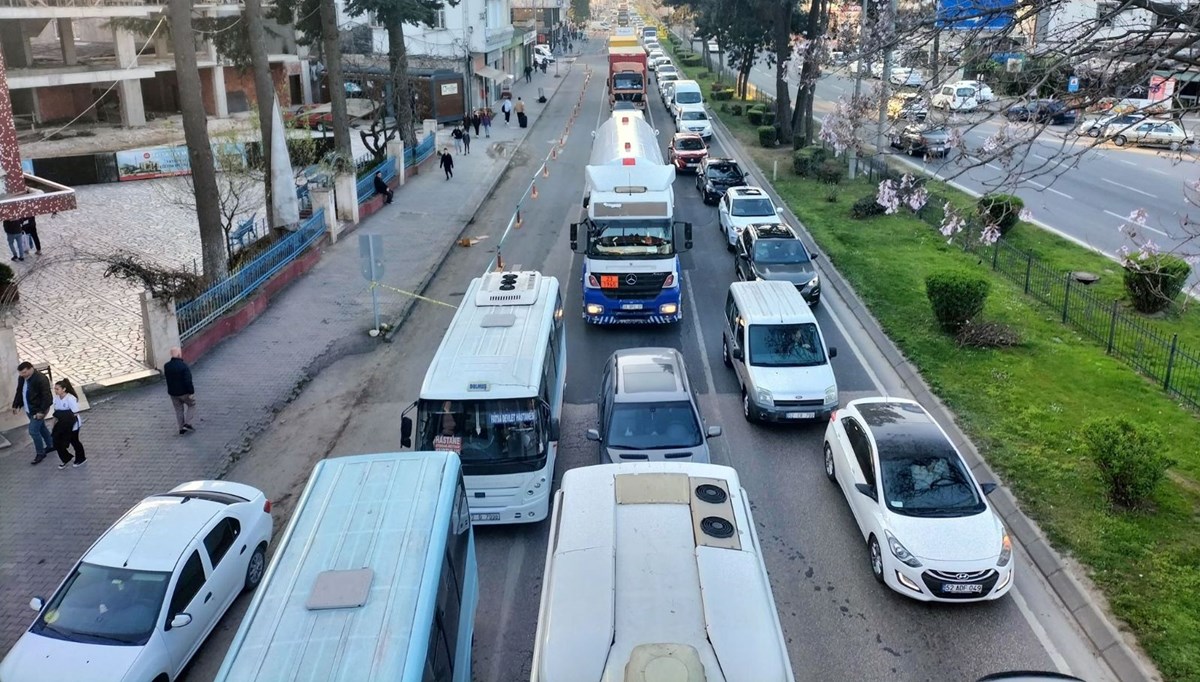 9 günlük bayram tatili için gurbeçiler yollara düştü: Karadeniz Sahil Yolu kitlendi