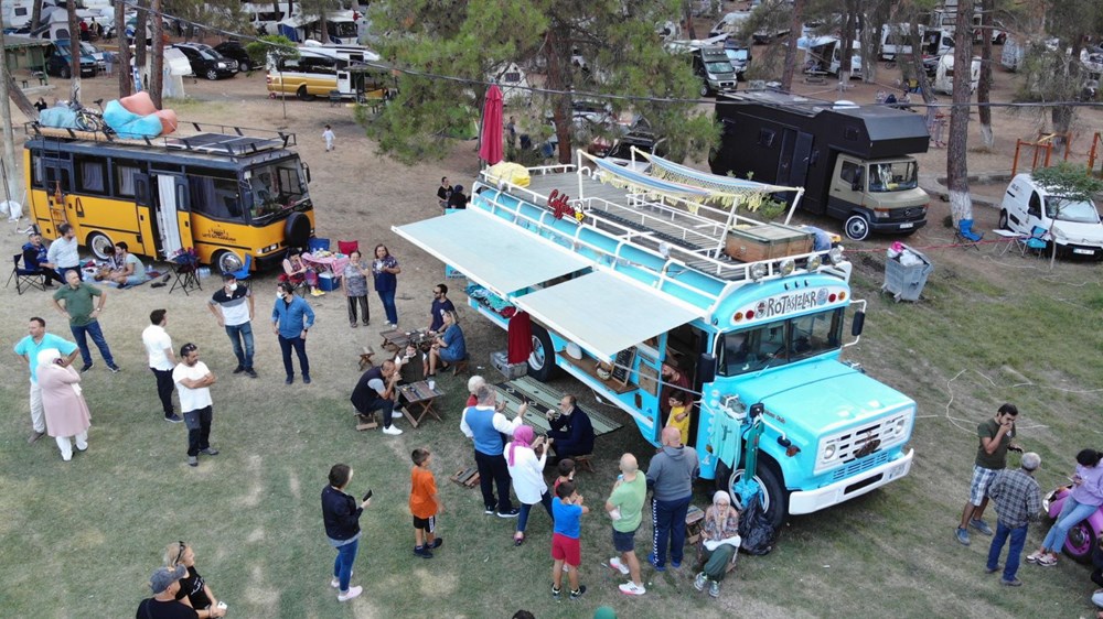 Hem geziyor hem para kazanıyor: Karavanını kahve dükkanı yaptı - 2