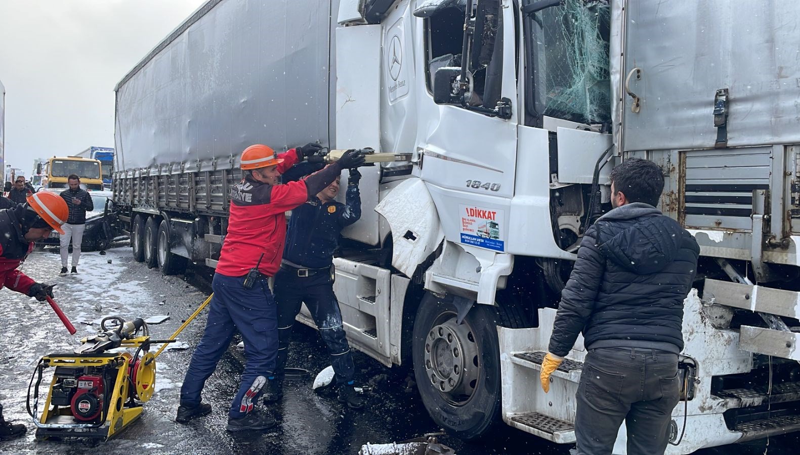 Anadolu Otoyolu'nda Zincirleme Kaza: 58 Araç Karıştı, 10 Kişi Yaralandı ...