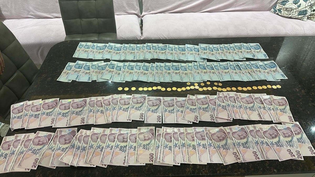 Operasyonda ele geçirilen para ve altınlar... Operasyonda ele geçirilen para ve altınlar...