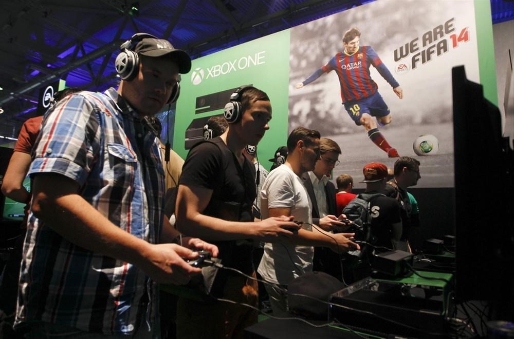 What does p2e stand for in gaming. Gamescom фото. Стенд для ФИФА. Геймском 2022. Exhibition game.