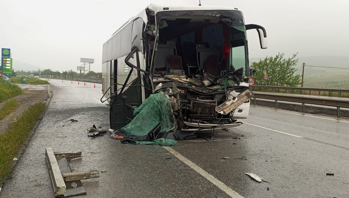 Balıkesir'de öğrencileri taşıyan tur otobüsü TIR'a çarptı: 33 yaralı Balıkesir'de öğrencileri taşıyan tur otobüsü TIR'a çarptı: 33 yaralı