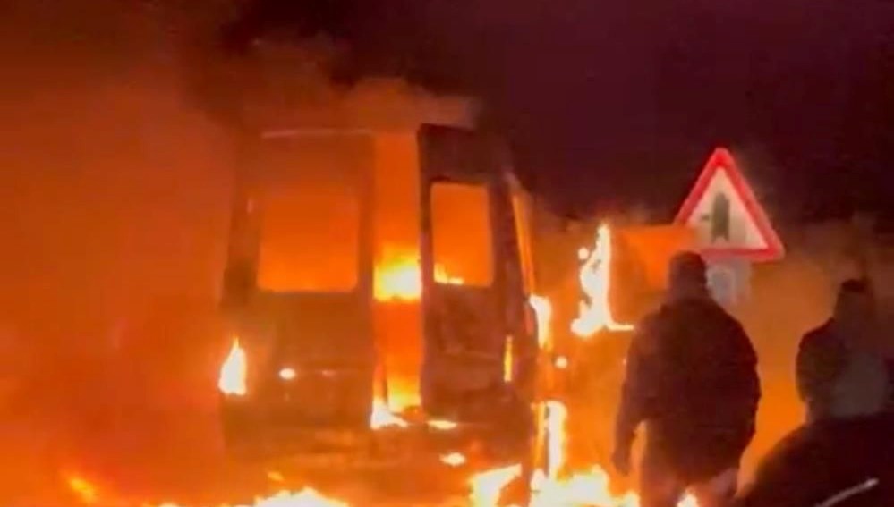 Muğla'da minibüs alev alev yandı