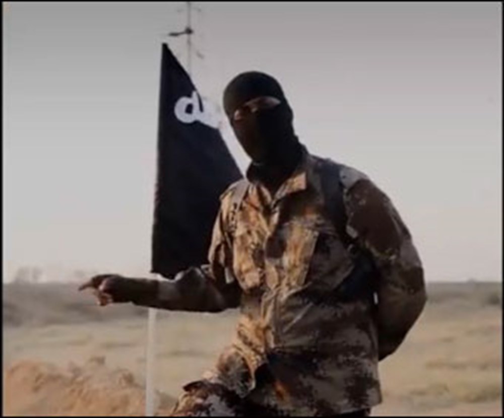 Фото террористов на фоне флага игил. Моджахед киборг халифат.