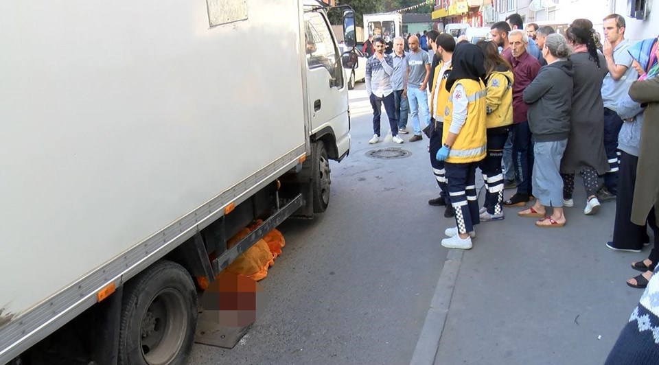 İstanbul Fatih'te bir kadın kamyonun altında kalarak can verdi - 1
