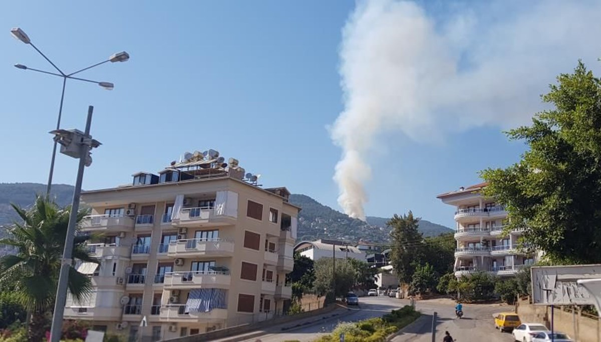 Alanya’da yerleşim yerlerine yakın bölgede orman yangını