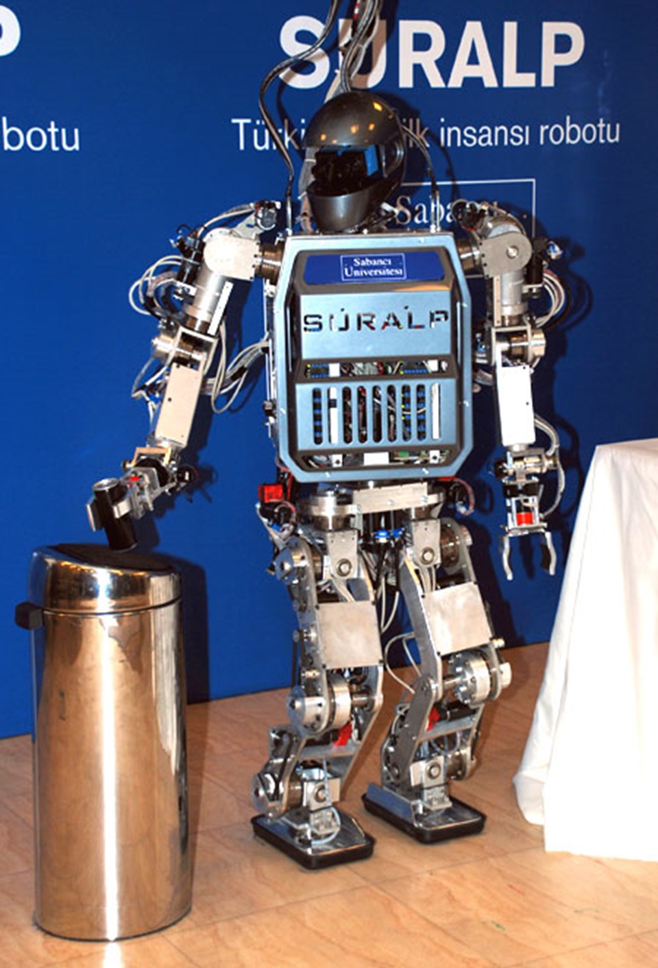 İlk 'insansı' robotumuz sahneye çıktı - 1