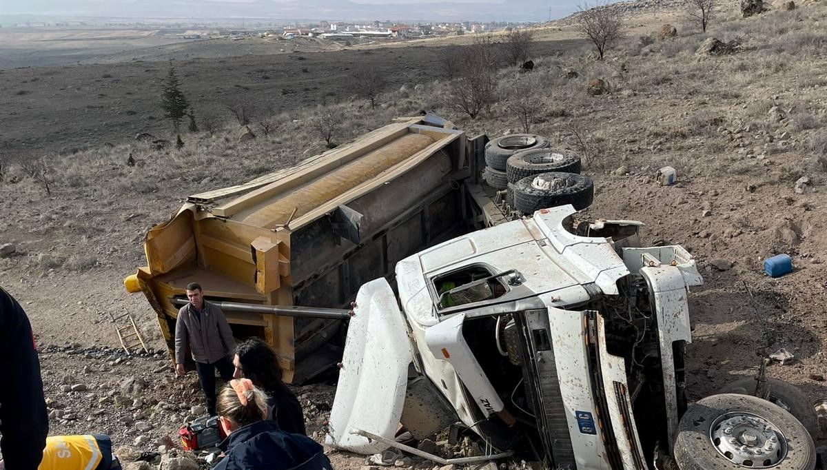 Niğde'de kamyon devrildi: 1 ölü, 1 yaralı
