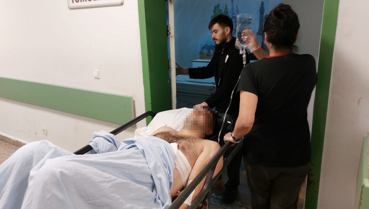 Sırtına saplanan bıçağı çıkarıp ambulansı aradı: 4 yerinden bıçaklandı Sırtına saplanan bıçağı çıkarıp ambulansı aradı: 4 yerinden bıçaklandı