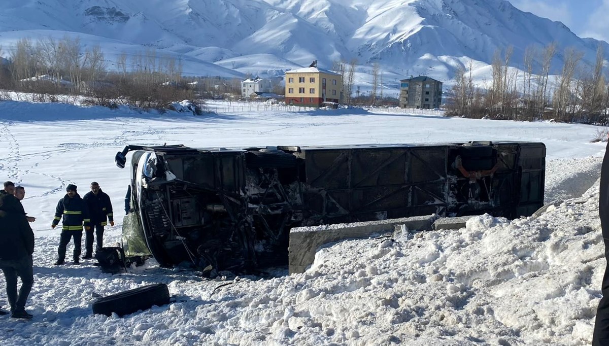 Van'da yolcu otobüsü devrildi: 2'si ağır, 9 yaralı