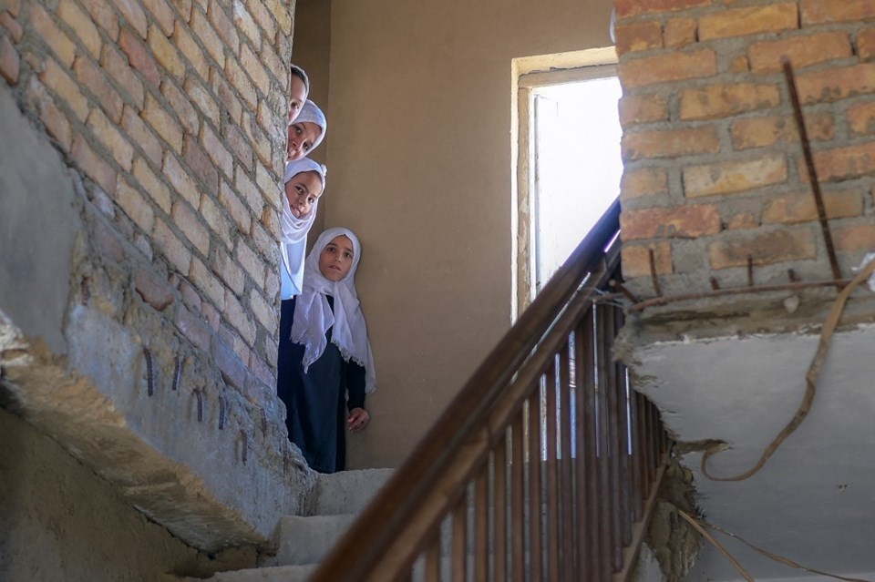 Afganistan'da liseler açılıyor ancak kız öğrencilerin okula dönmesine izin yok - 1