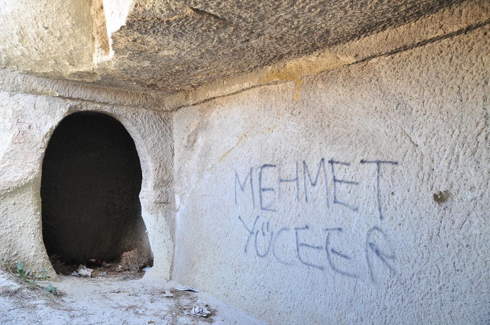 Kapadokya’da peribacalarına sprey boyalı tahrip!