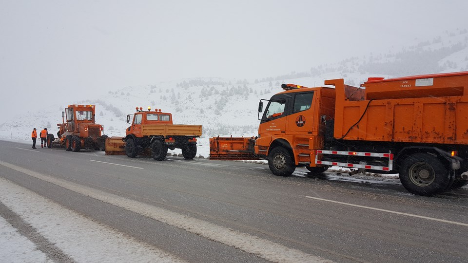 Kar ve tipi Türkiye’deki birçok il ve ilçe yolunu ulaşıma kapattı: Yollarda son durum - 1