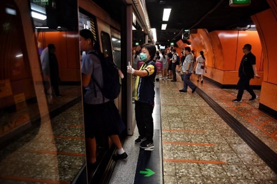 Hong Kong'da protestoculara maske yasağının ardından ulaşım askıya alındı - 1