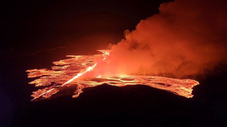 İzlanda'da Reykanis Volkanı yeniden lav püskürüyor - 1