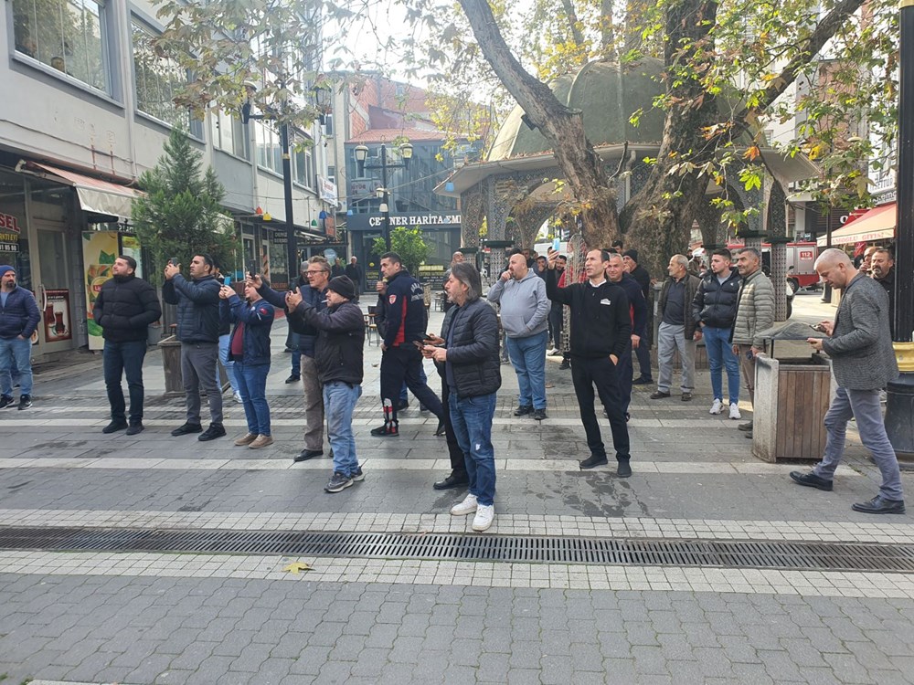 Görenler cep
telefonuna sarıldı! Caddedeki yırtıcı vatandaşı heyecanlandırdı, itfaiye ağ
atıp yakaladı - 4