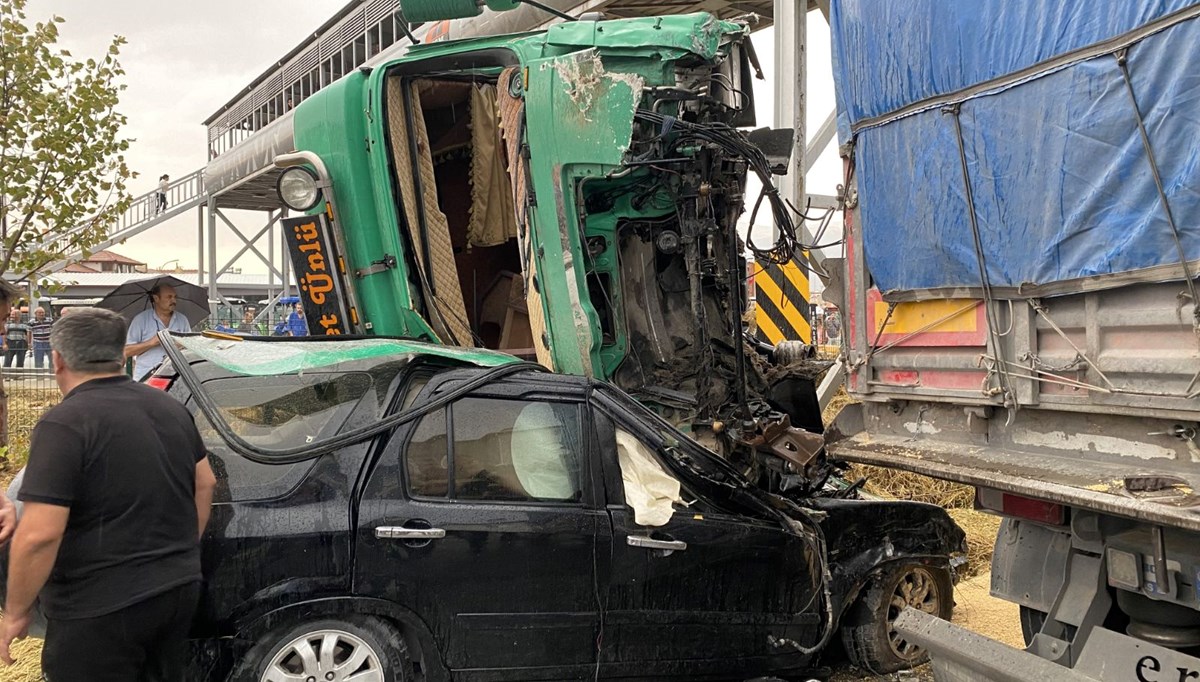 Afyonkarahisar'da zincirleme trafik kazası: 2 ölü, 12 yaralı