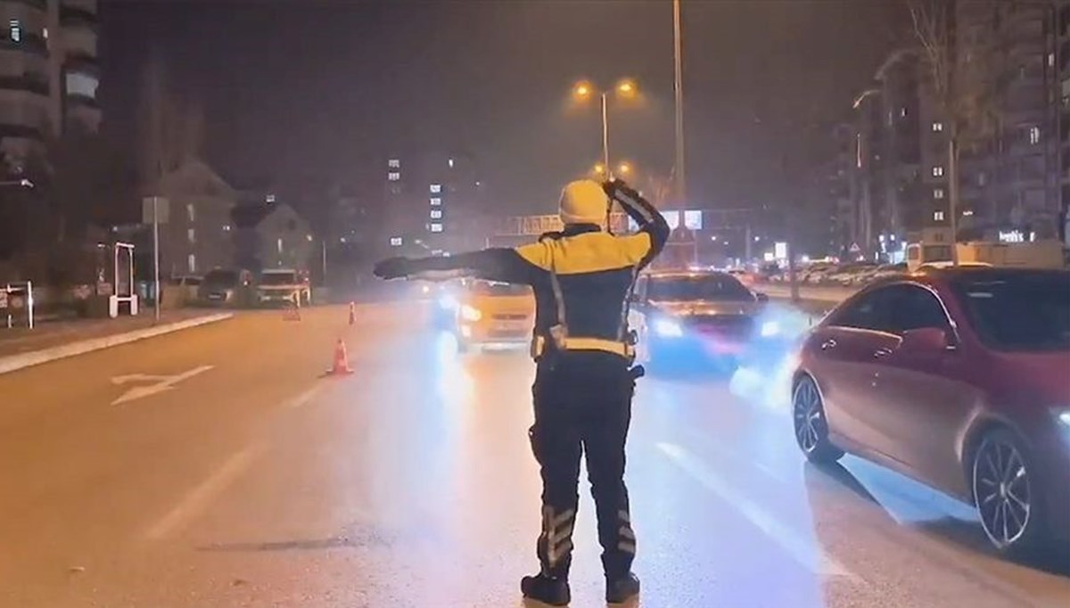 Yeni yıl denetimlerinde alkollü araç kullanan 5 bin 494 sürücüye işlem yapıldı Yeni yıl denetimlerinde alkollü araç kullanan 5 bin 494 sürücüye işlem yapıldı