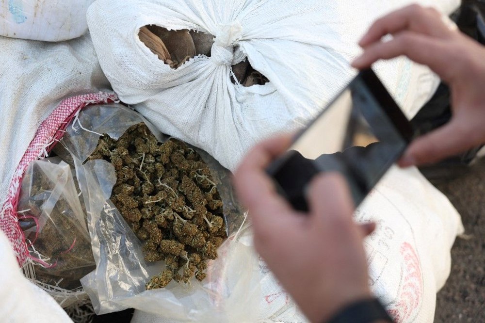 Suriye'de çöken rejimden kalanlar: Uyuşturucu maddeler ateşe verildi - 2