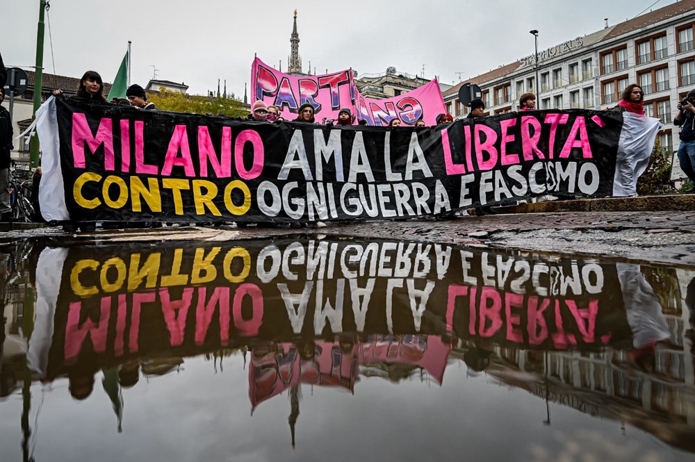 İtalya'da karşıt görüşlülerin gösterileri sırasında ortalık karıştı - 18