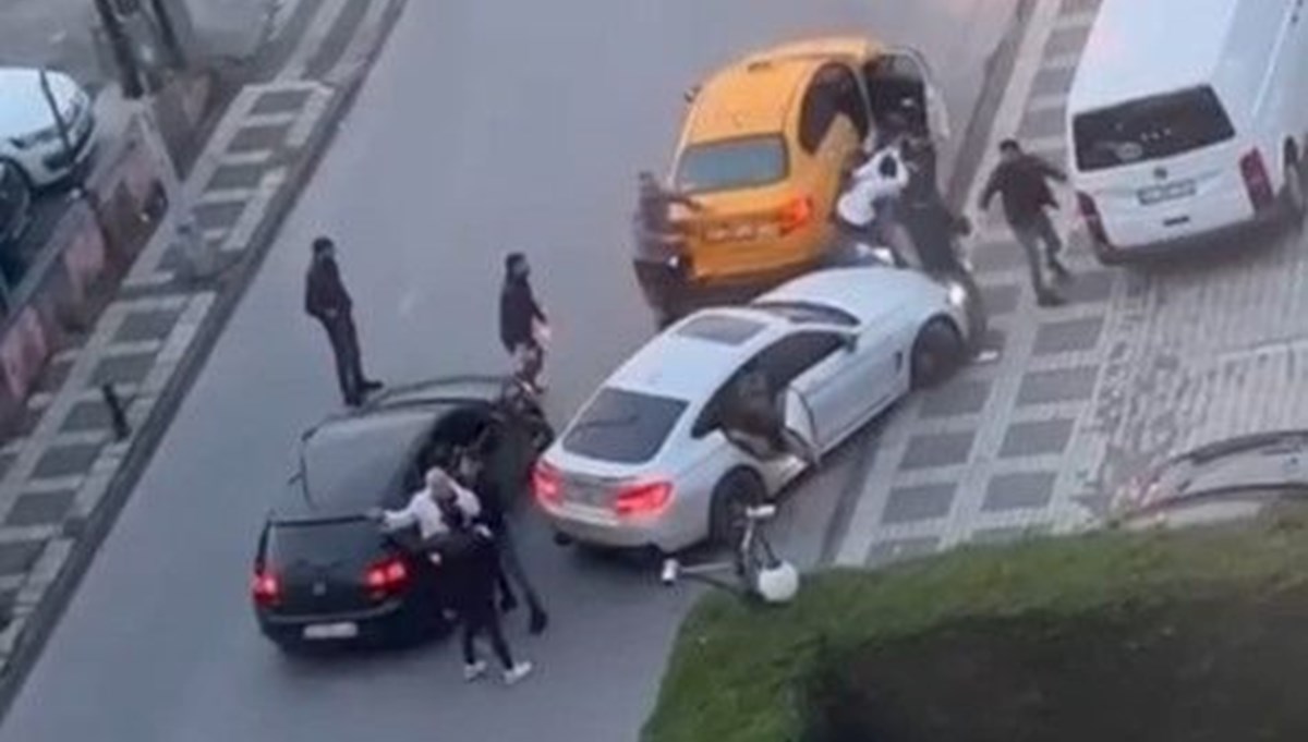 Trafikte yumruk yumruğa kavga