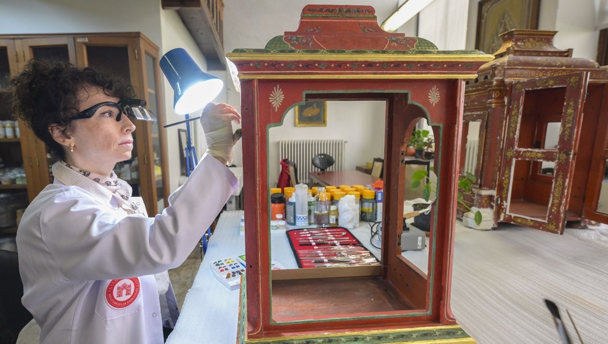 Topkapı Sarayı'nın 300 yıllık iki büyük saati restore ediliyor Topkapı Sarayı'nın 300 yıllık iki büyük saati restore ediliyor
