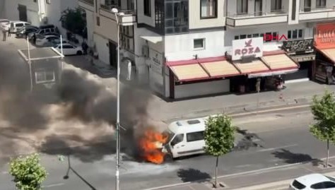 Yolcu minibüsü alev alev yandı