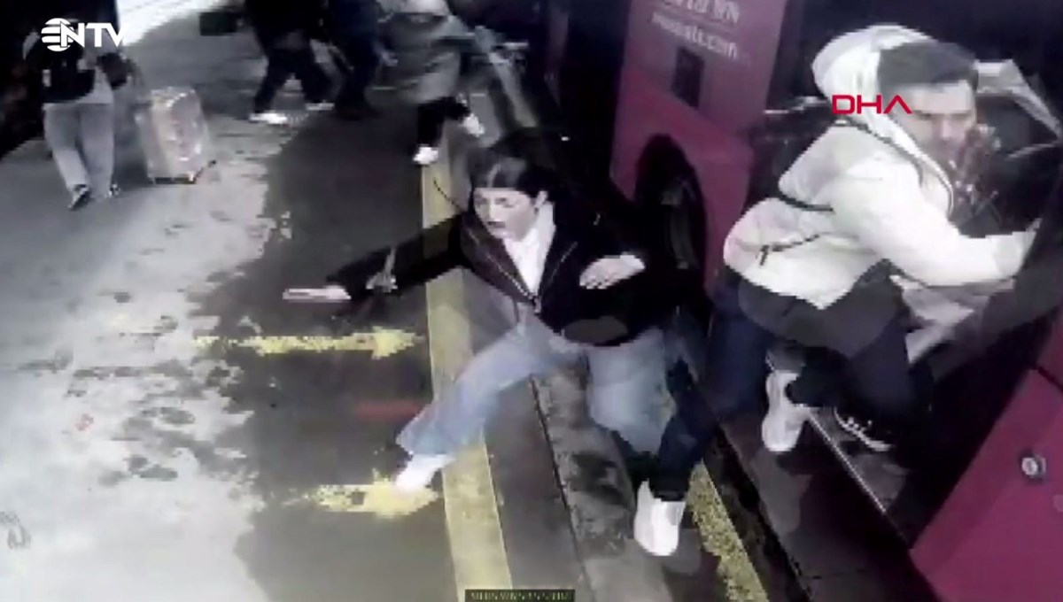 Beylikdüzü'nde iki metrobüs çarpıştı