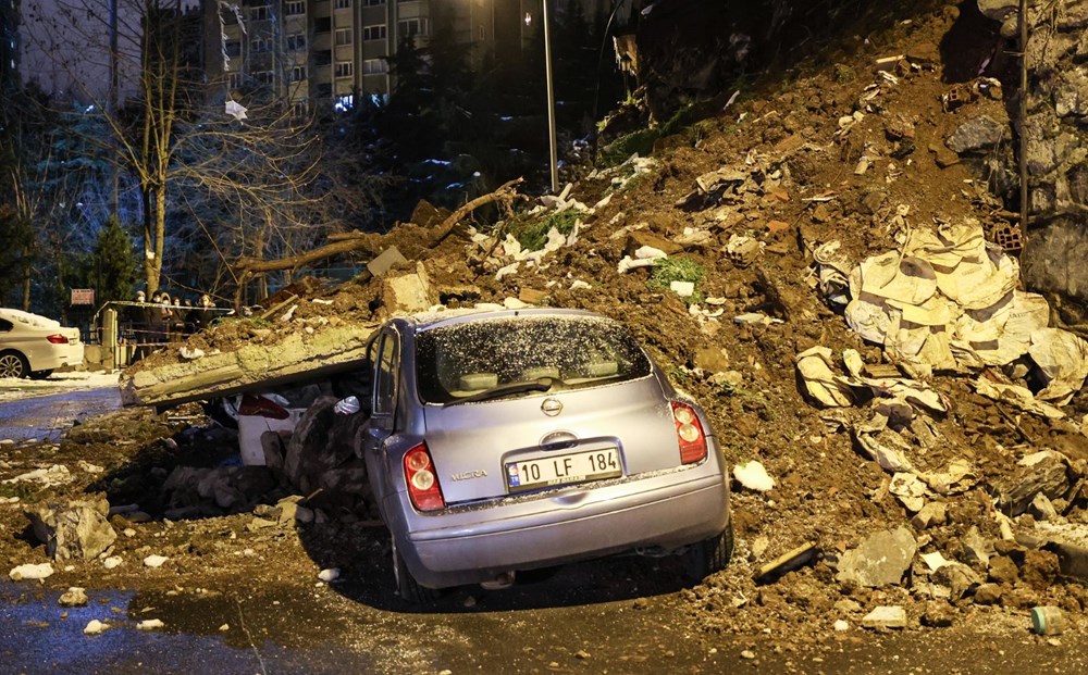 Kağıthane�de istinat duvarı çöktü, 4 araç altında kaldı Son Dakika Kağıthane�de istinat duvarı çöktü, 4 araç altında kaldı Son Dakika