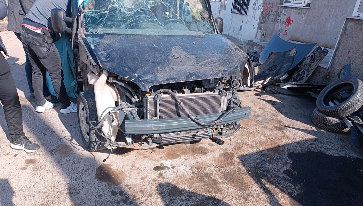 Sanayiye bırakılan aracın parçalarını çaldılar Sanayiye bırakılan aracın parçalarını çaldılar