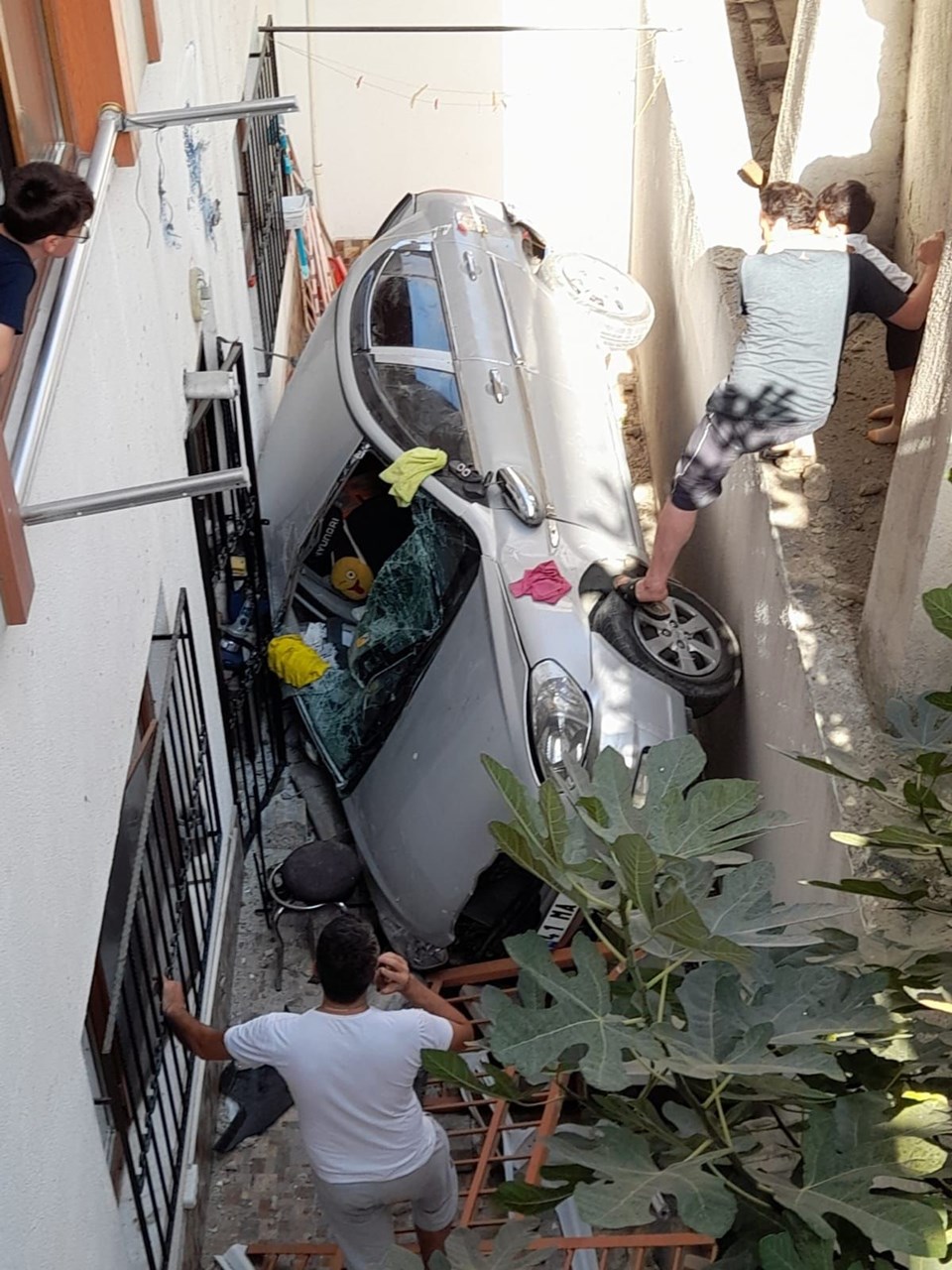 İki çocuk otomobili apartman boşluğuna düşürdü - 1