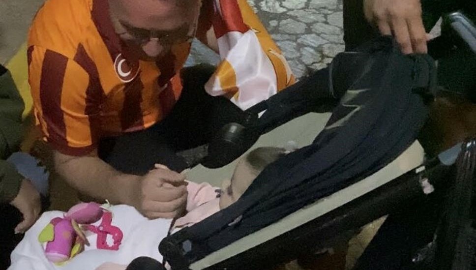Şampiyonluk kutlarken bebeklerini unuttular