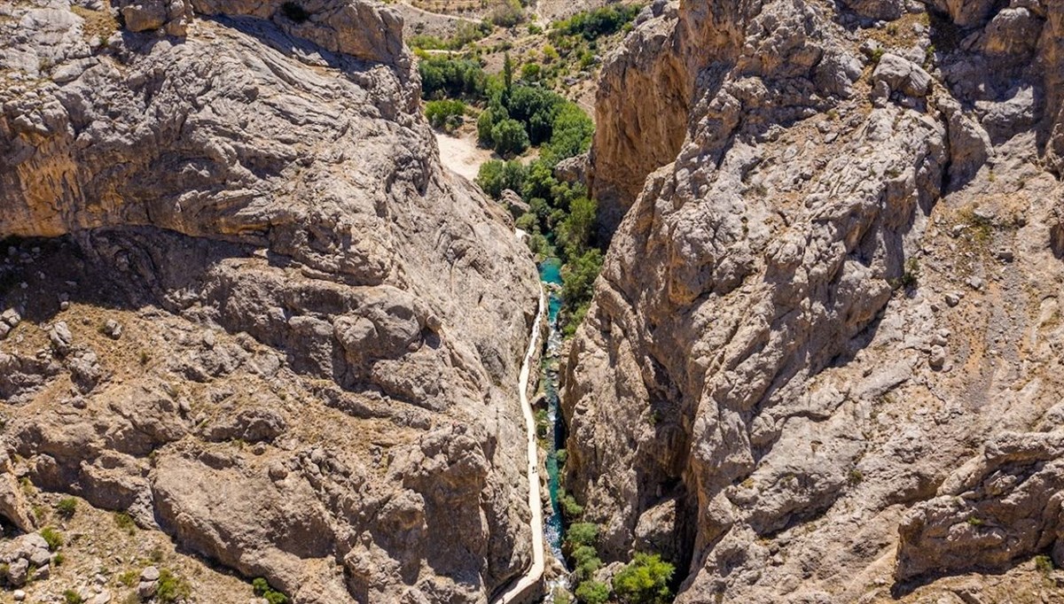 Sivas'ın saklı cenneti Şuğul Kanyonu dört mevsim ziyaretçi ağırlıyor Sivas'ın saklı cenneti Şuğul Kanyonu dört mevsim ziyaretçi ağırlıyor