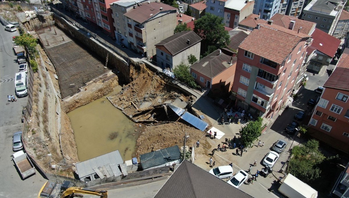 İstanbul'da yol çöktü: Çevredekiler dairelerini tahliye etti