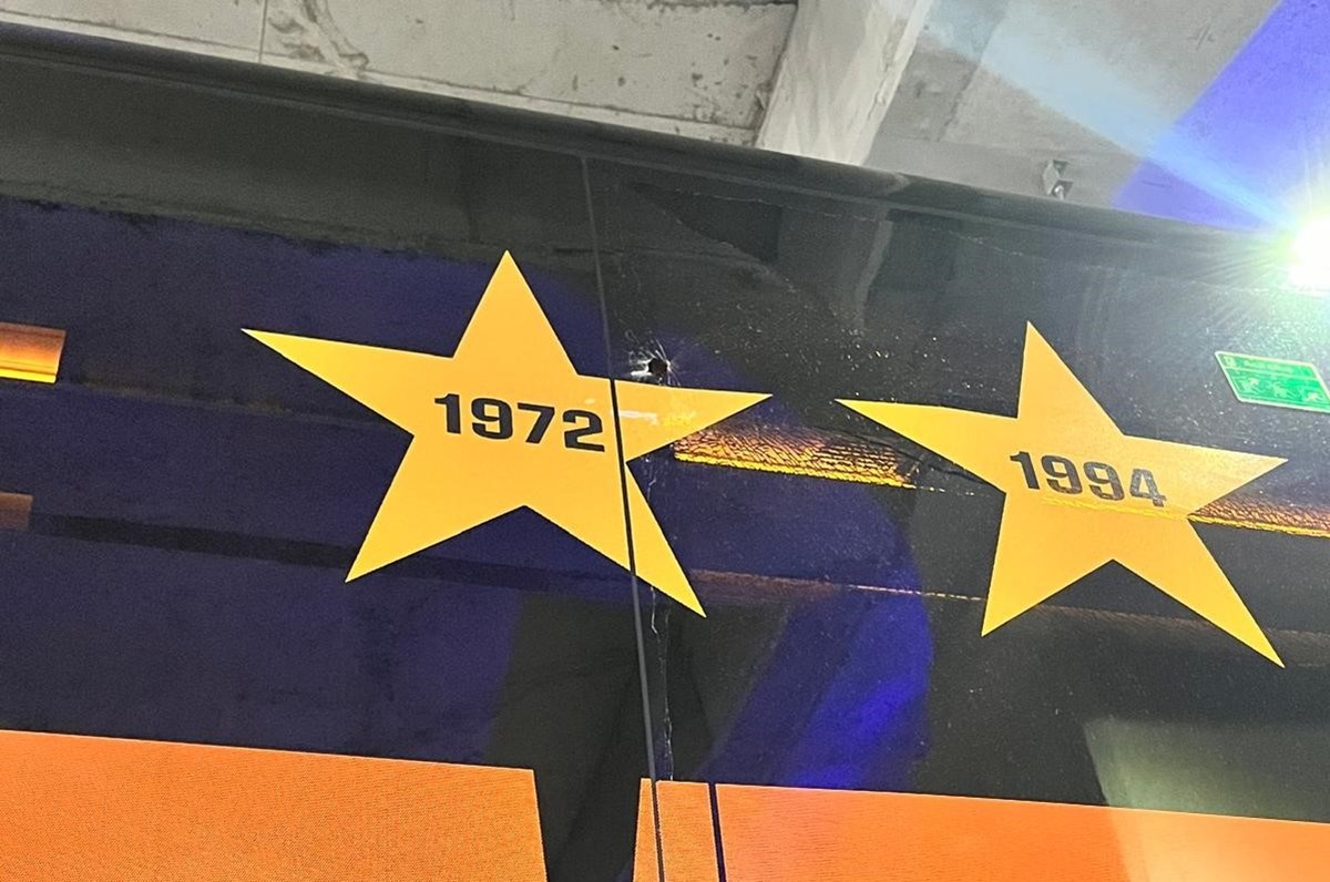 Galatasaray’ın 5’inci yıldız monte edilen otobüsünün bir camı atılan taş sonrası kırıldı. Galatasaray’ın 5’inci yıldız monte edilen otobüsünün bir camı atılan taş sonrası kırıldı.