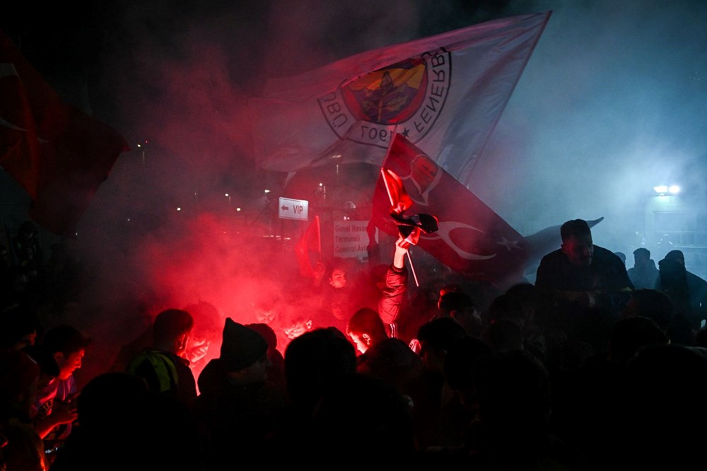 Fenerbahçeli ve Galatasaraylı taraftarlar havalimanlarına akın etti - 8
