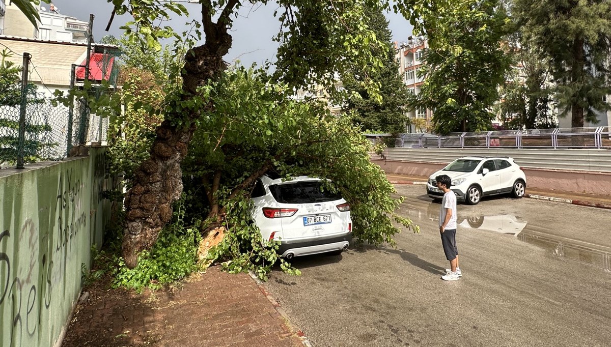 Antalya’da sıcak havaya 1 saat ara: Aniden başlayan fırtına hayatı felç etti