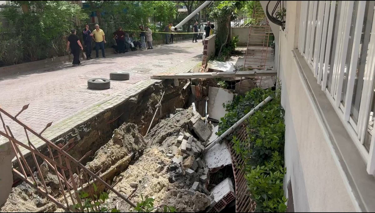 Avcılar'da kaldırım çöktü: 4 katlı bina boşaltıldı