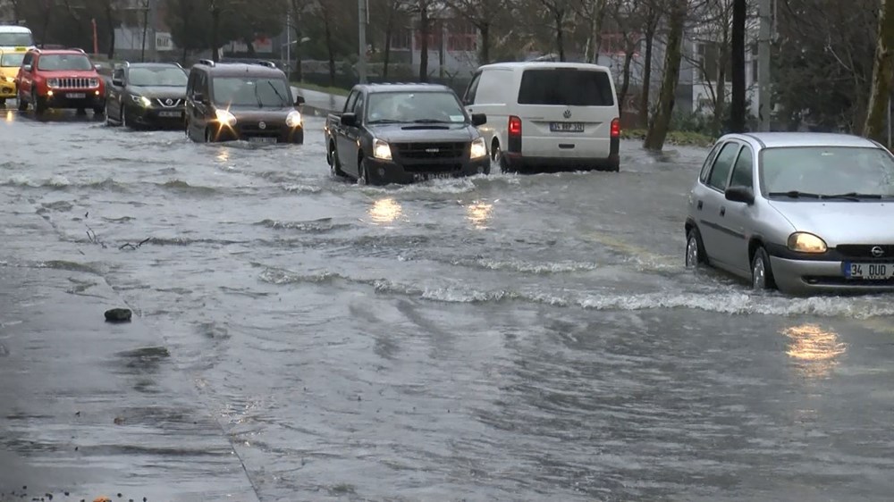İstanbul'da su borusu patladı, moto kurye açılan çukura düştü - 4