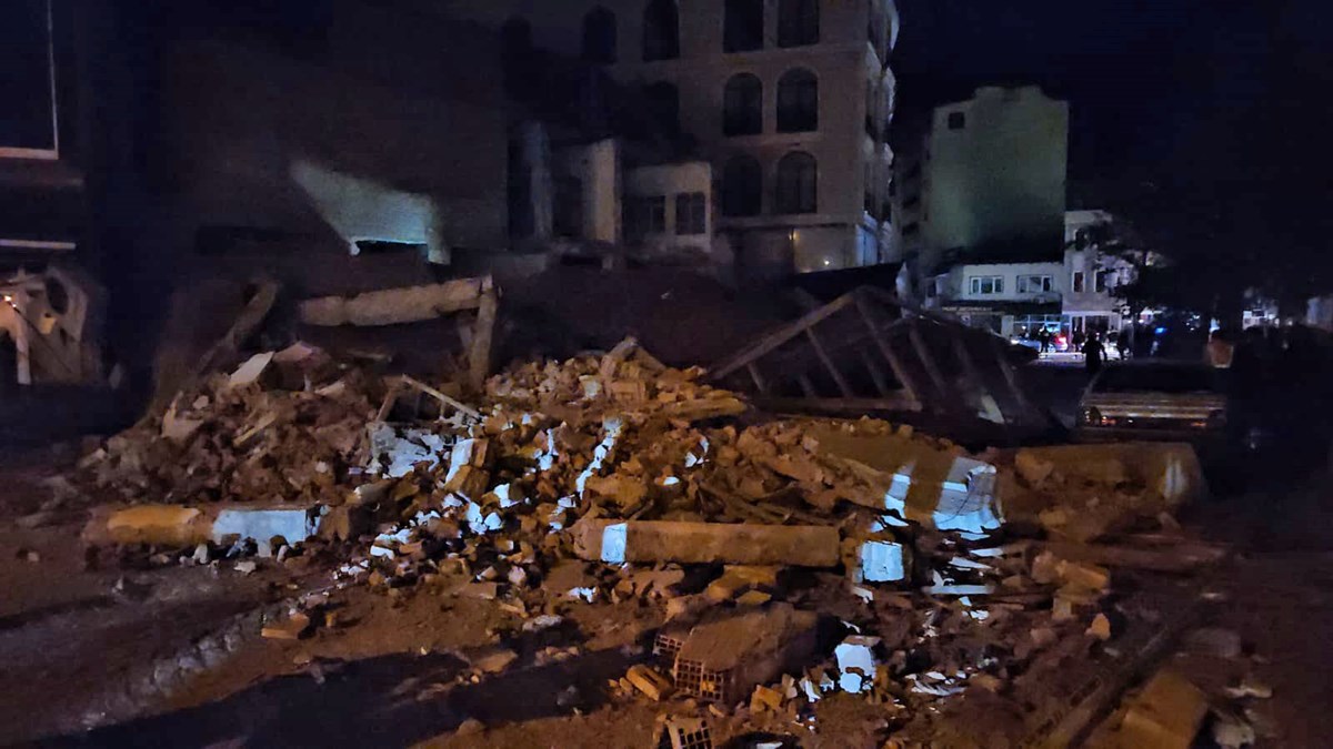 İçişleri Bakanı Ali Yerlikaya, önceki depremde hasar gören 3 ev ve 2 katlı dükkanın yıkıldığını bildirdi.